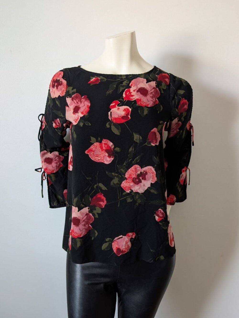 Wilfred by Aritzia - Black "Pozzi" Red/Pink Floral Blouse w/ Open Tie - Size S
